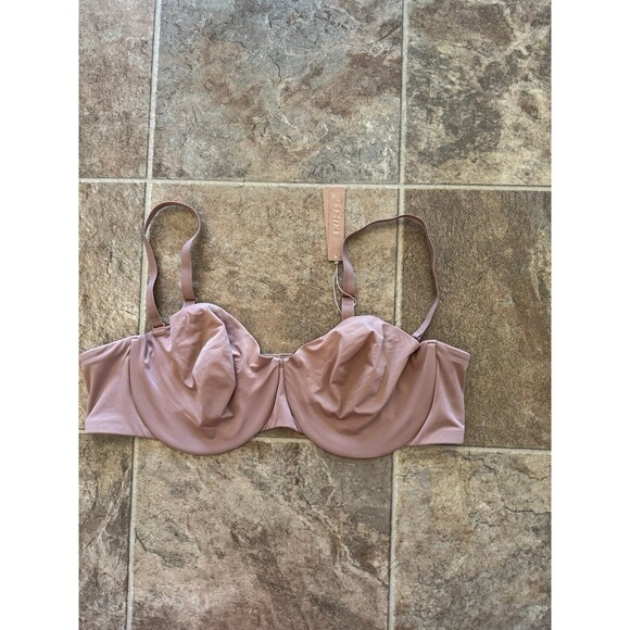 Skims Smoothing Intimates Unlined Strapless Bra Sienna
Size 44C - Picture 7 of 12